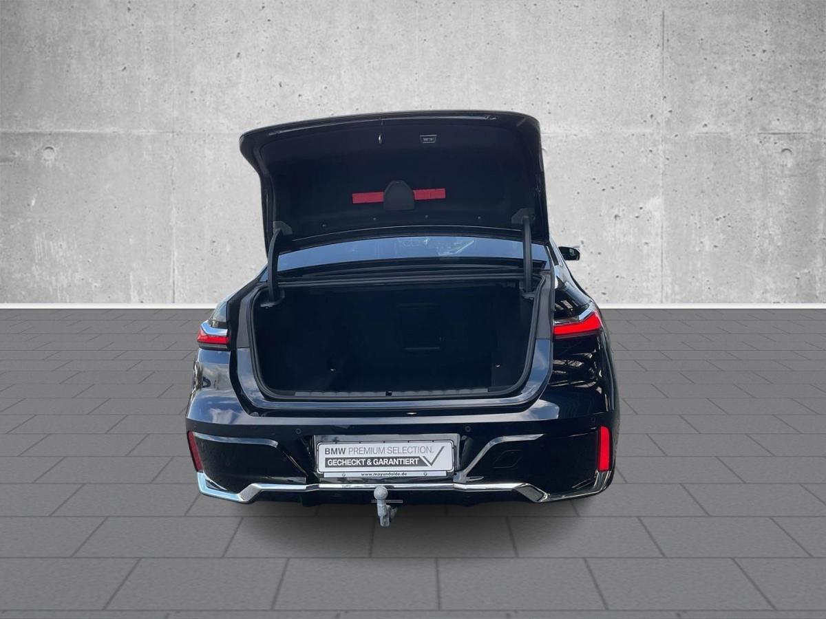 BMW 740d xDrive Limousine von hinten in Schwarz