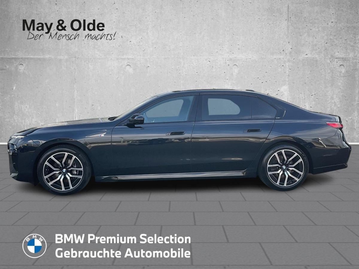 BMW 740d xDrive Limousine von der Seite in Schwarz