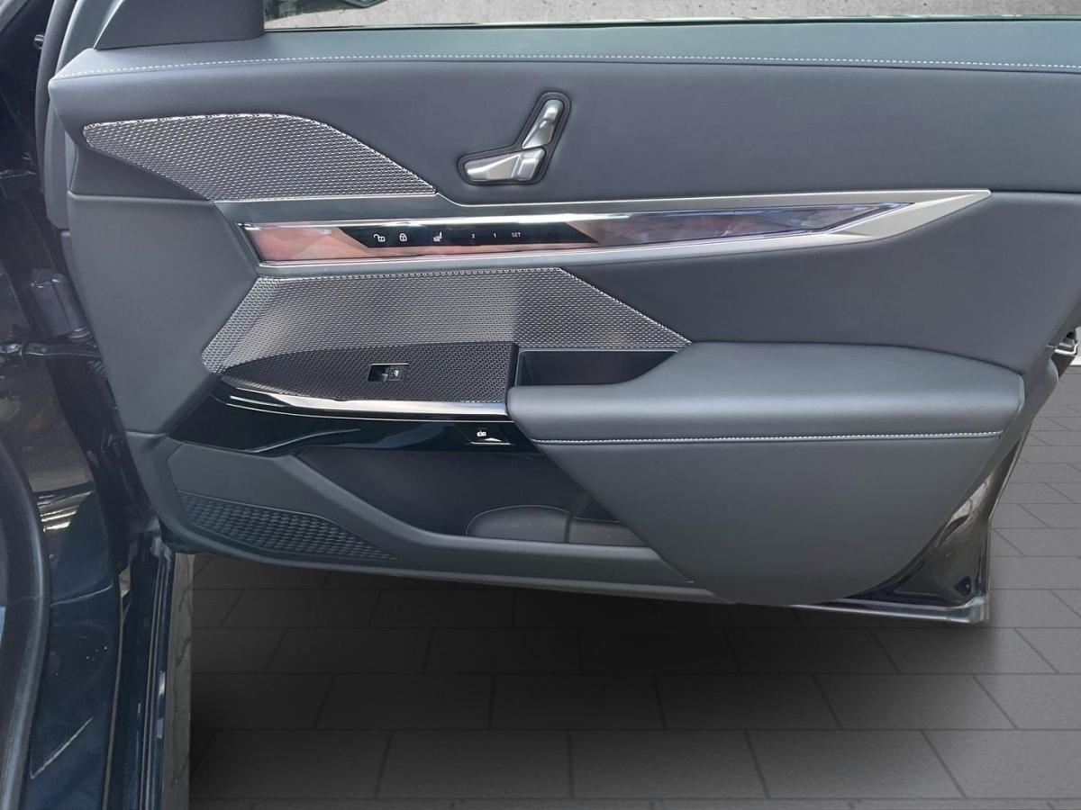 BMW 740d xDrive Limousine von der Seite in Schwarz