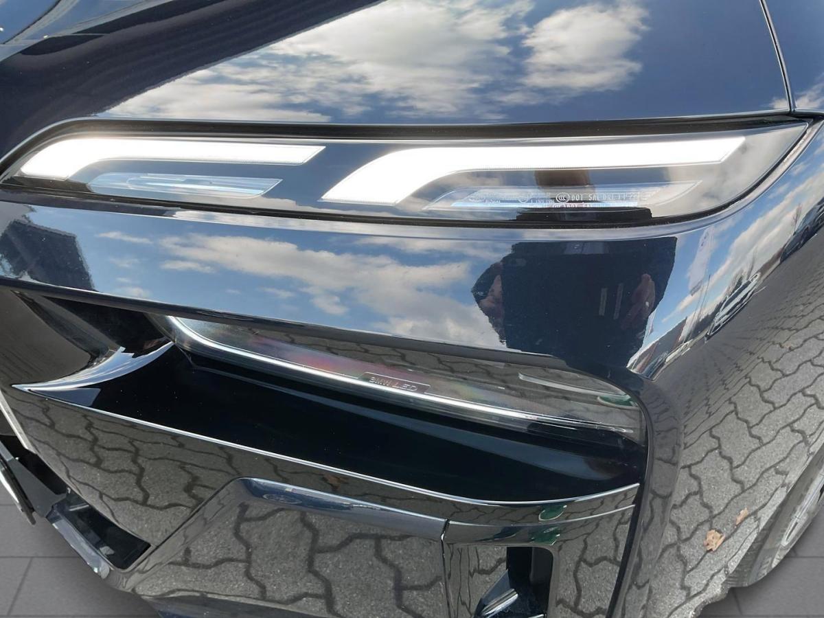 BMW 740d xDrive Limousine mit Detailansicht auf die Felgen