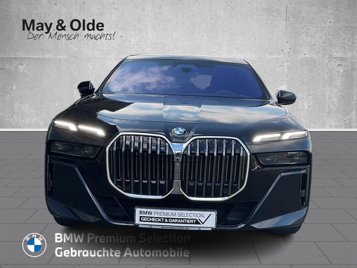 BMW 740d xDrive Limousine von vorne in Schwarz