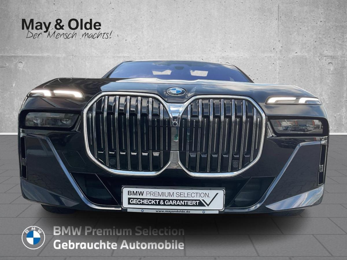 BMW 740d xDrive Limousine von der Seite in Schwarz