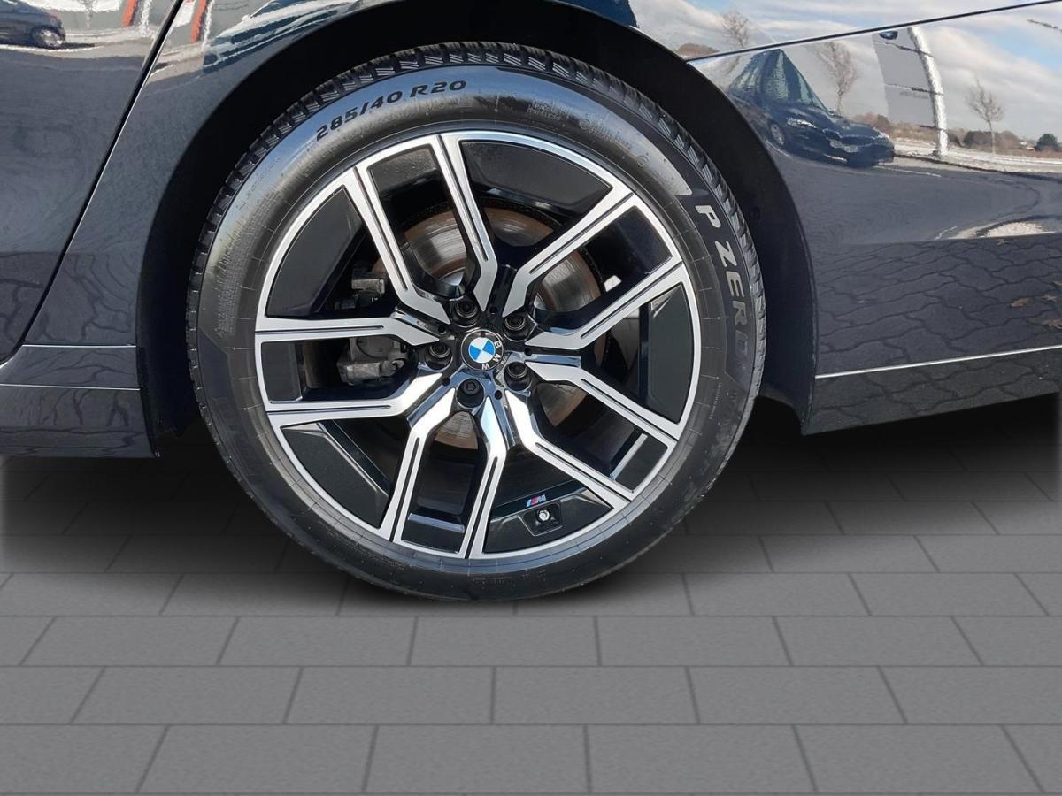 BMW 740d xDrive Limousine mit Detailansicht auf die Felgen