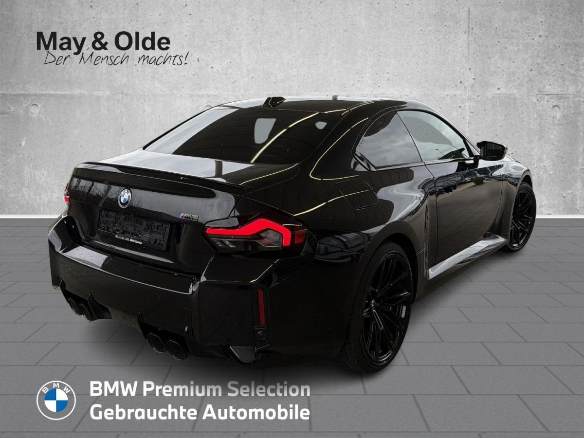 BMW M2 Coupe von der Seite in Sonderlackierung