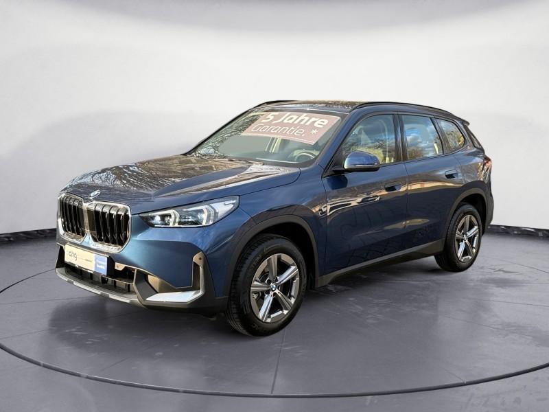 BMW X1 sDrive20i von vorne in Blau
