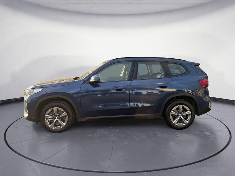 BMW X1 sDrive20i von der Seite in Blau