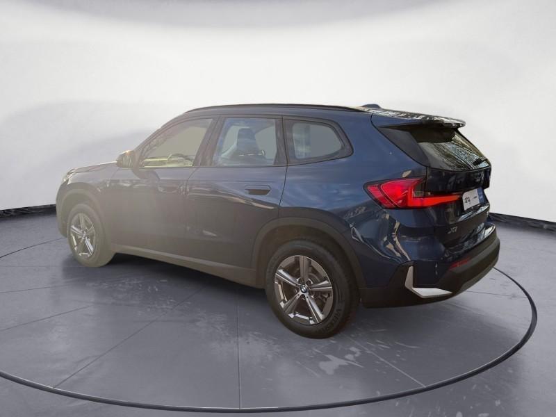 BMW X1 sDrive20i von hinten in Blau