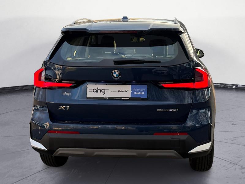 BMW X1 sDrive20i von hinten in Blau