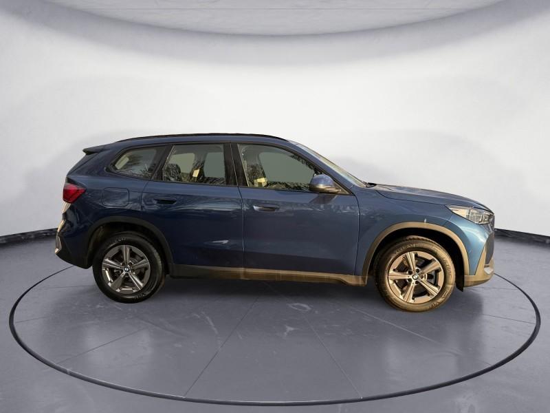 BMW X1 sDrive20i von der Seite in Blau