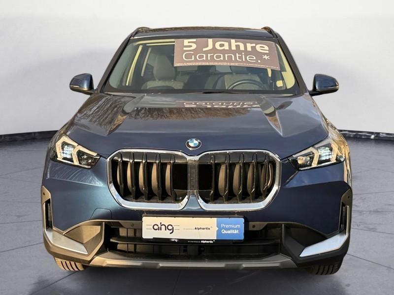 BMW X1 sDrive20i von vorne in Blau