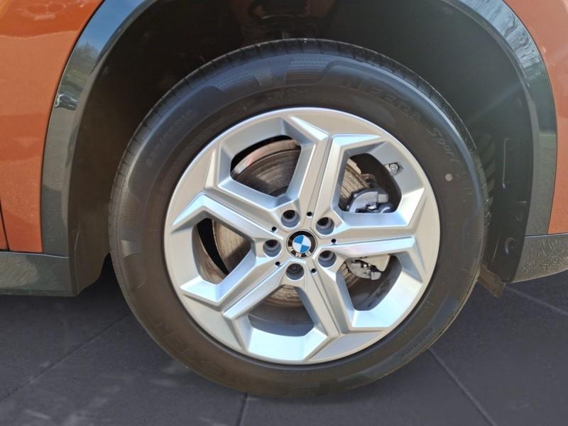 BMW X1 sDrive20i mit Detailansicht auf die Felgen