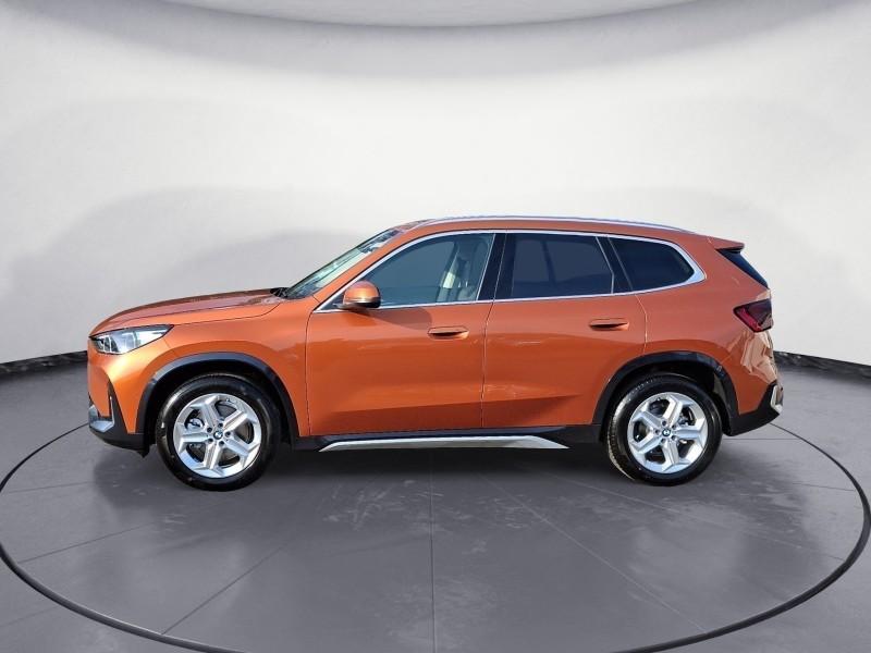 BMW X1 sDrive20i von vorne in Orange
