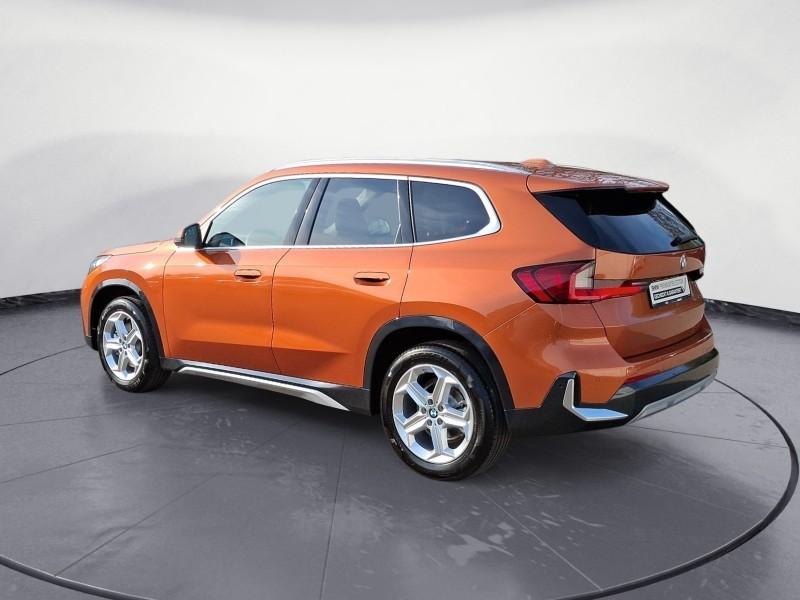 BMW X1 sDrive20i von der Seite in Orange
