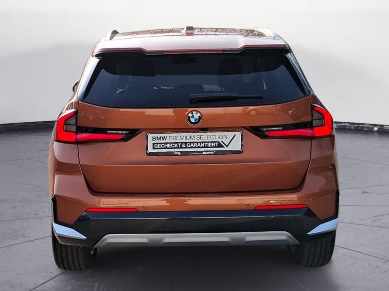 BMW X1 sDrive20i von hinten in Orange