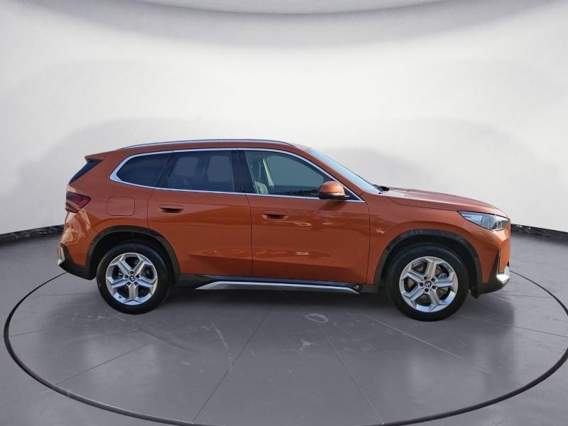 BMW X1 sDrive20i von der Seite in Orange
