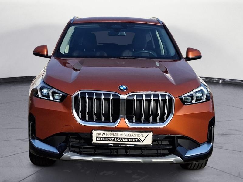 BMW X1 sDrive20i von vorne in Orange