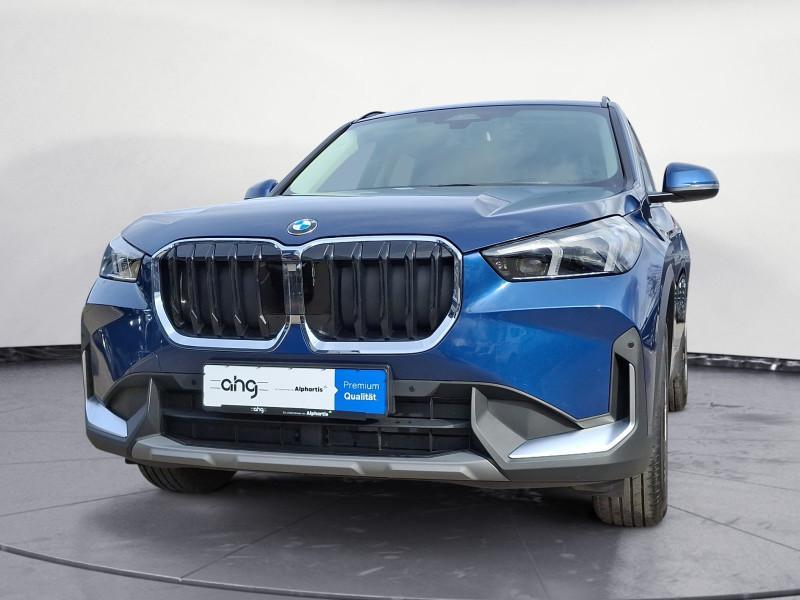 BMW X1 sDrive20i von vorne in Blau