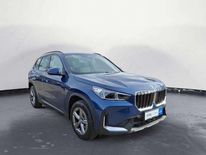 BMW X1 sDrive20i von vorne in Blau