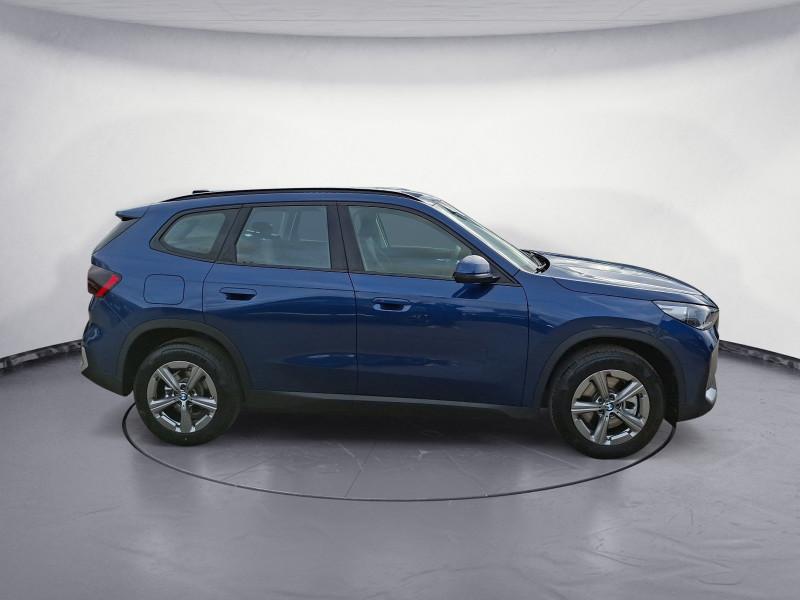 BMW X1 sDrive20i von der Seite in Blau