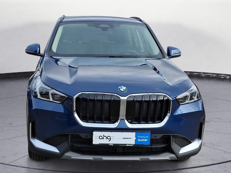 BMW X1 sDrive20i von vorne in Blau