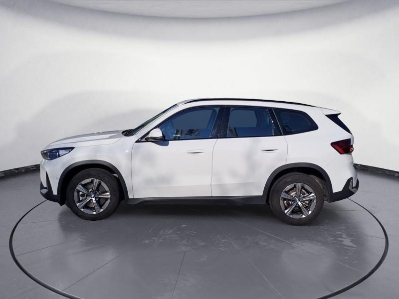 BMW X1 sDrive20i von der Seite in Weiß