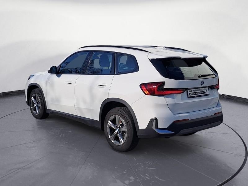 BMW X1 sDrive20i von hinten in Weiß