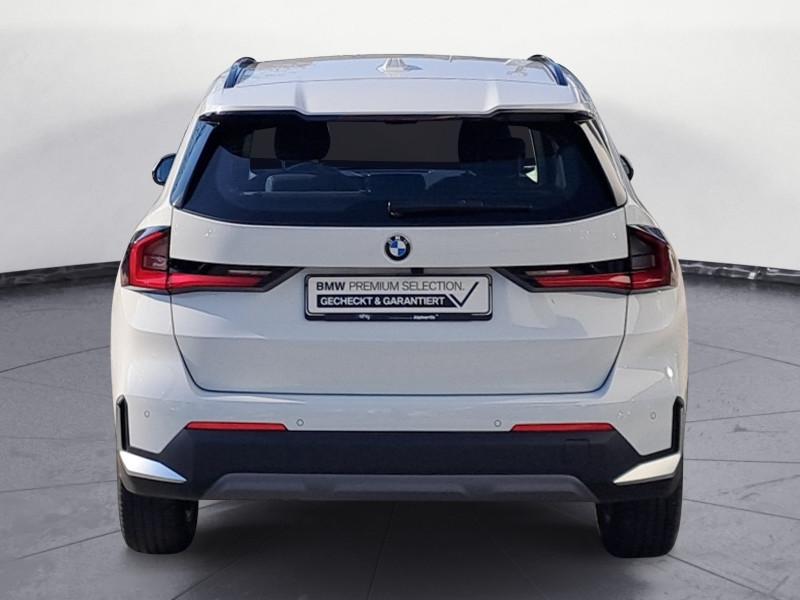 BMW X1 sDrive20i von hinten in Weiß