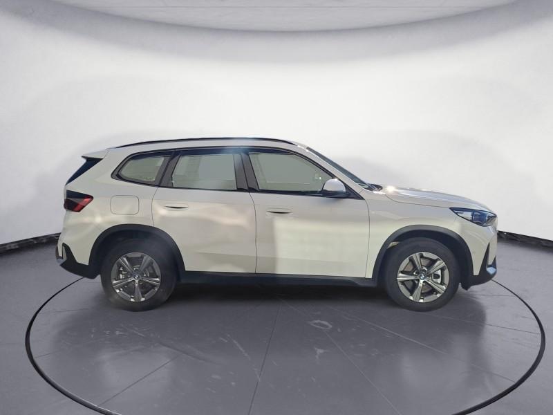 BMW X1 sDrive20i von der Seite in Weiß