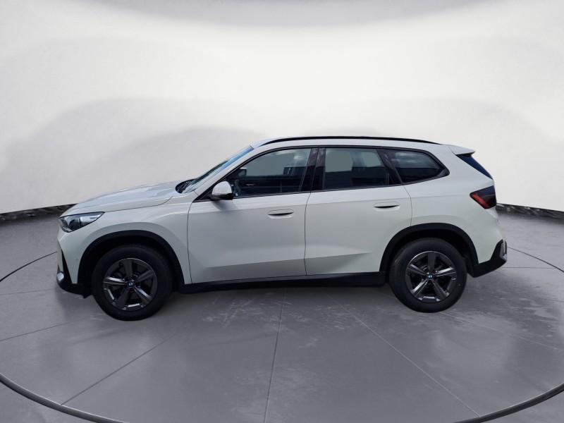 BMW X1 sDrive20i von der Seite in Weiß