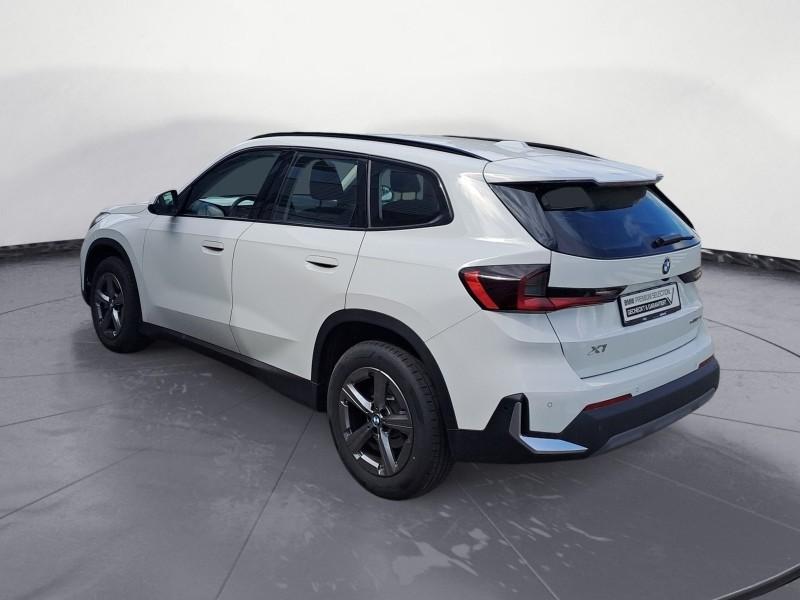 BMW X1 sDrive20i von hinten in Weiß