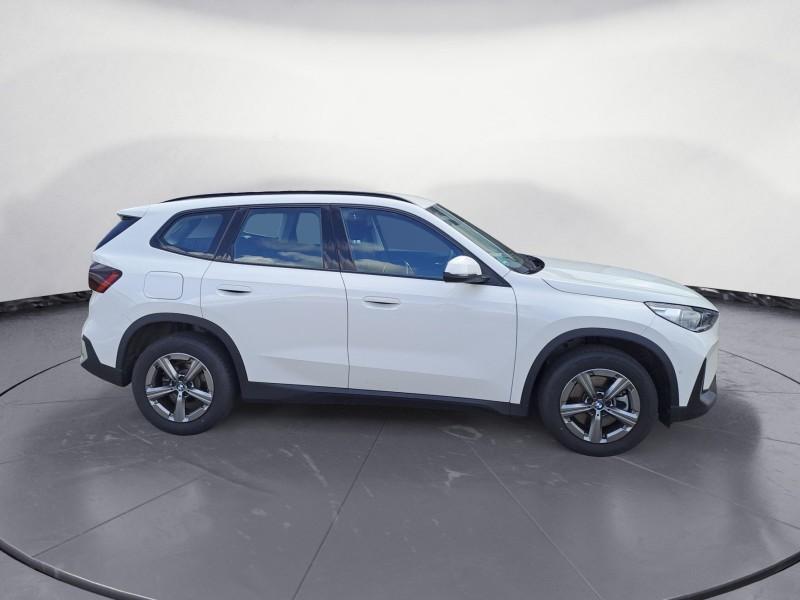 BMW X1 sDrive20i von der Seite in Weiß