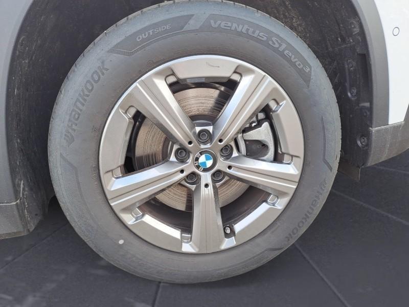 BMW X1 sDrive20i mit Detailansicht auf die Felgen