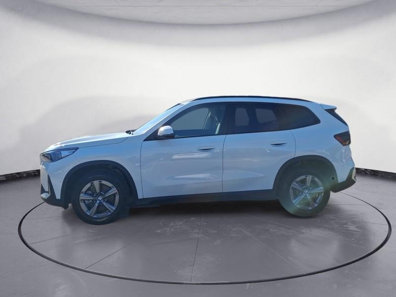 BMW X1 sDrive20i von der Seite in Weiß