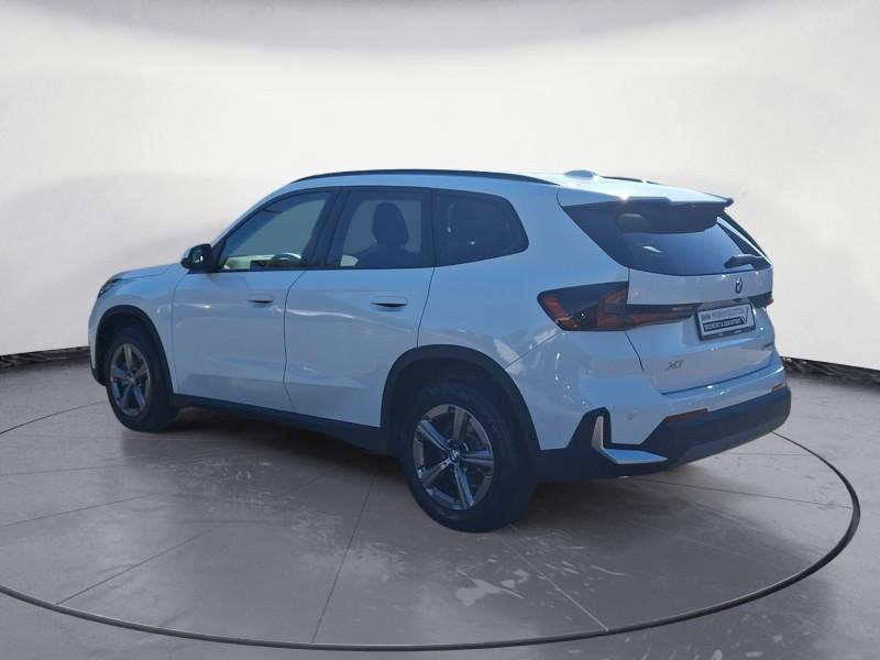 BMW X1 sDrive20i von hinten in Weiß