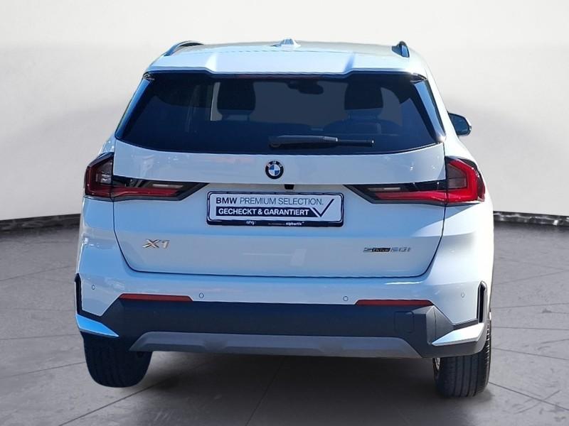 BMW X1 sDrive20i von hinten in Weiß