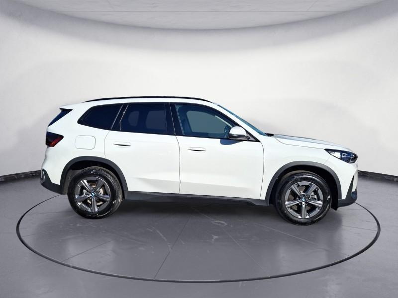 BMW X1 sDrive20i von der Seite in Weiß