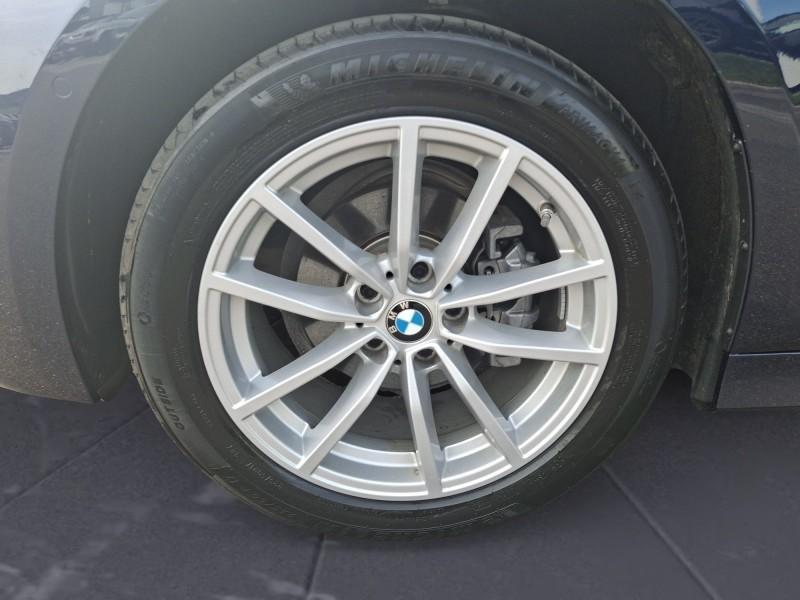 BMW 318i Limousine mit Detailansicht auf die Felgen