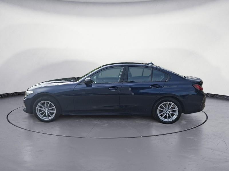 BMW 318i Limousine von der Seite in Blau