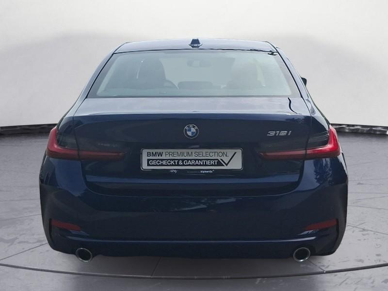 BMW 318i Limousine von hinten in Blau