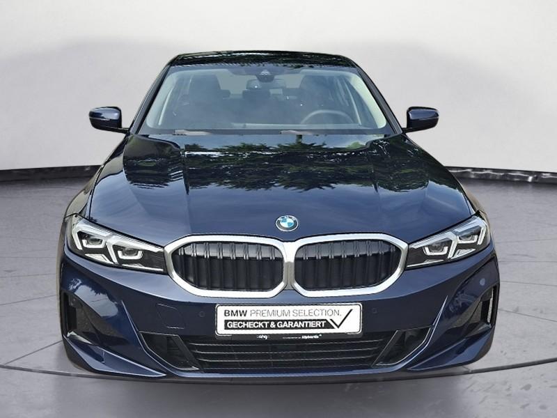 BMW 318i Limousine von vorne in Blau