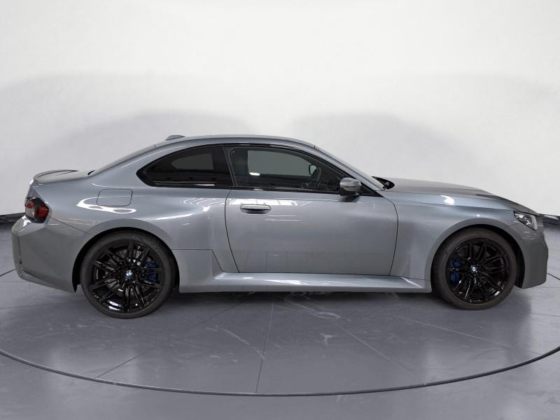 BMW M2 Coupe von der Seite in Sonderlackierung