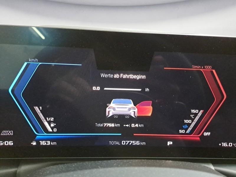 Mehrere Fahrzeuge im Bild