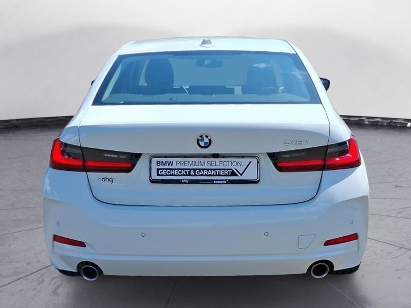 BMW 318i Limousine von hinten in Weiß
