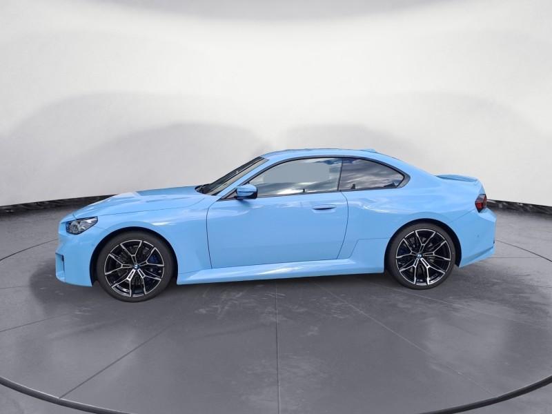 BMW M2 Coupe von der Seite in Sonderlackierung