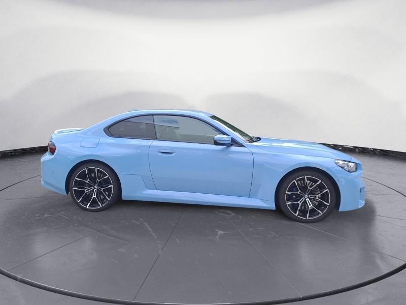 BMW M2 Coupe von der Seite in Sonderlackierung