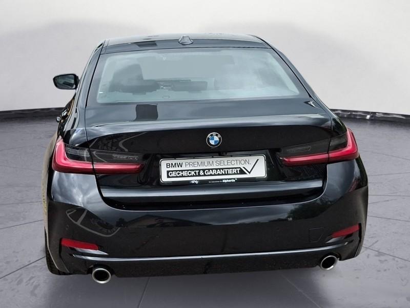 BMW 318i Limousine von hinten in Schwarz