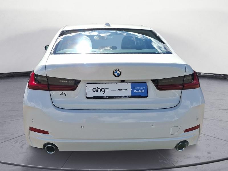 BMW 318i Limousine von hinten in Weiß