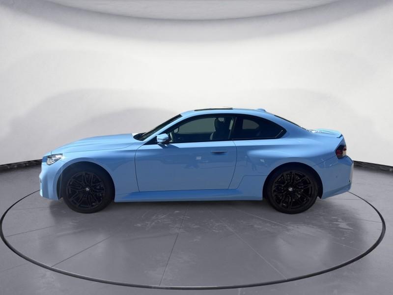BMW M2 Coupe von der Seite in Blau