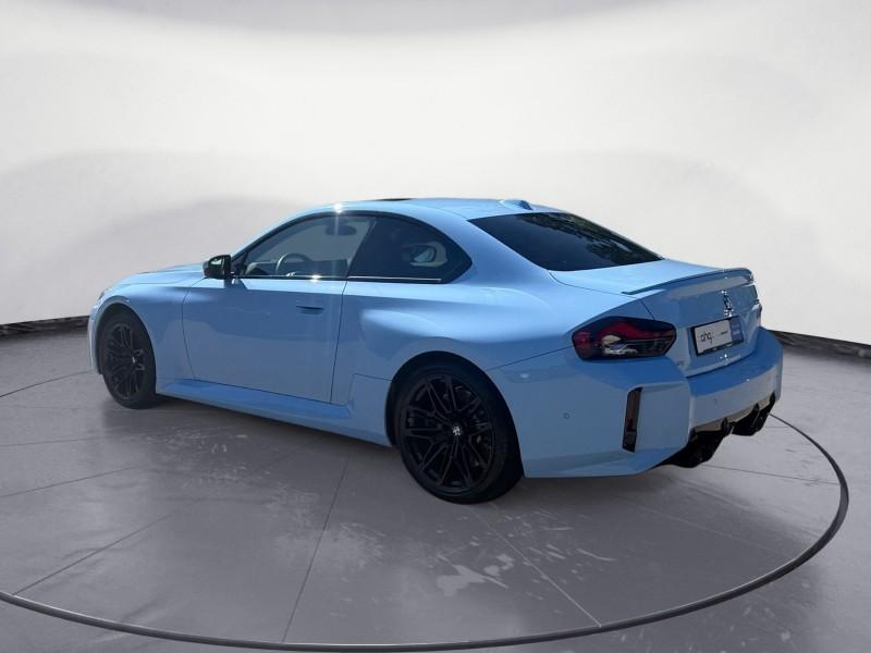 BMW M2 Coupe von der Seite in Blau