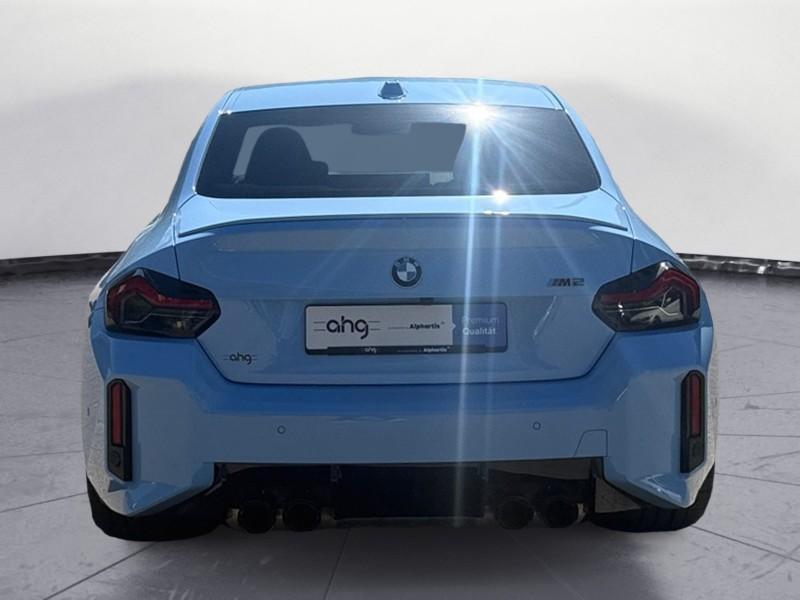 BMW M2 Coupe von hinten in Blau